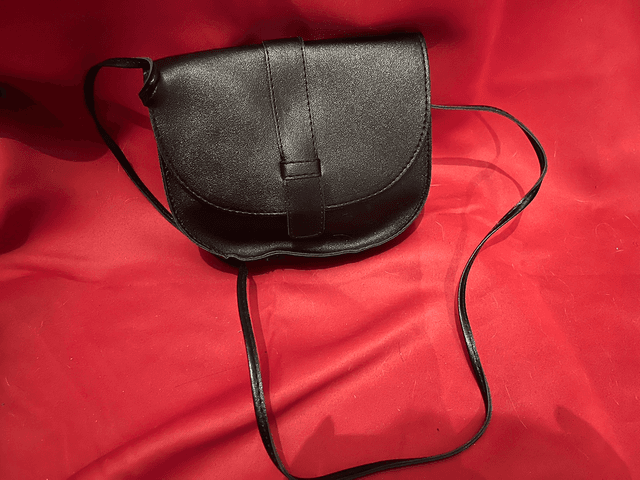 Sac bandoulière noir imitation cuir 